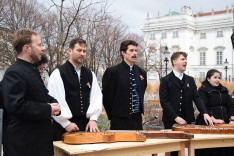 Koszorúzás Bessenyei György szobránál