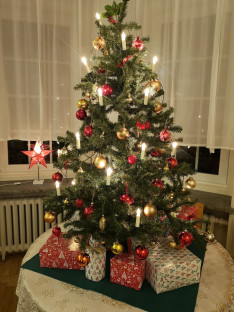 Karácsonyi díszben a Magyar Ház