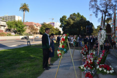 Koszorúzás a los angeles-i '56-os emlékműnél