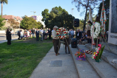 Koszorúzás a los angeles-i '56-os emlékműnél