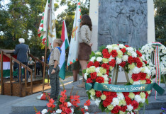 Koszorúzás a los angeles-i '56-os emlékműnél