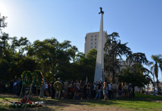 Koszorúzás a los angeles-i '56-os emlékműnél