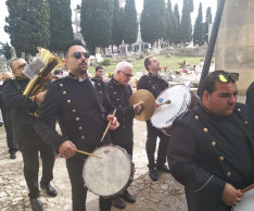 Fúvós zenekar kíséretében zajlott a temetői megemlékezés