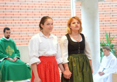 A Csaba testvérrel érkező ifjú lányok, akik énekükkel közreműködtek a müncheni nemzeti megemlékezésen