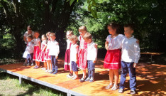 Az augsburgi Szent Piroska Hétvégi Magyar Óvoda gyermekeinek néptáncbemutatója