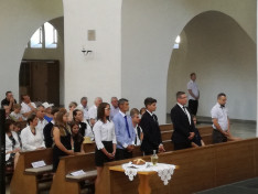 Búcsúi szentmise az augsburgi St. Max templomban. Bérmálásra váró fiatalok