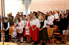 A Böjte Csaba testvérrel érkező ifjú lányok és a müncheni egyházközség gyermekei