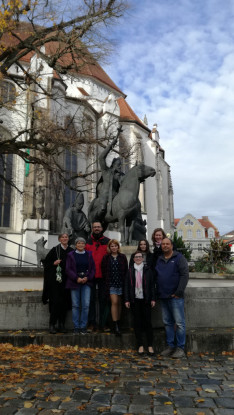Csoportkép Augsburgban a dóm és Szent Ulrik püspök szobra előtt