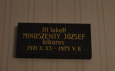 Tábla Mindszenty József bíboros egykori dolgozószobájában