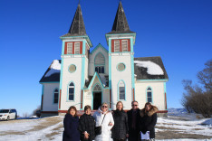 Elizabeth Fabian Hooper, Schvarzkopf Éva, Szenthe Anna, Alexandrovici Bottyán Éva, Szenthe Sándor és Viakter Olga a békevári református templomnál