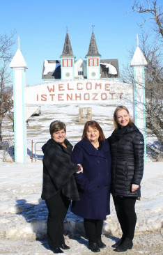 A Saskatooni Magyar Egyesület képviselői a békevári templom bejáratánál