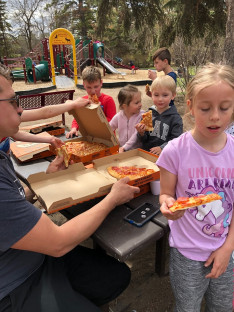 Romi bácsi pizzával lepett meg bennünket