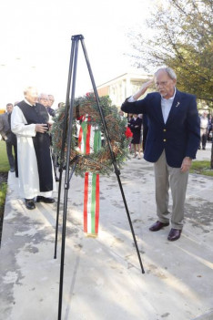 Tisztelgés és koszorúzás a hősök emlékműve előtt: Marton Béla