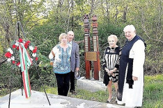 Szabó János és felesége Diána a kopjafa felújítói, Beluska Éva a Metroplex Magyar Cultural Circle elnöke és Lelóczky Gyula ciszterci szerzetes atya