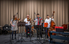 Maxine Sutcliffe (hegedű), Andrej Gergő (harmónika), Halmai Csongor (bőgő).