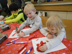 Minden gyerek élvezettel festette a maszkokat