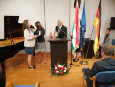 Novák Katalin államtitkár asszony átadja a Magyar Ezüst Érdemkeresztet Éberling Tímeának, a Baden-Württembergi Konzuli Magyar Iskola vezetőjének