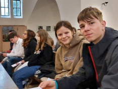 Színész palánták a templom padsoraiban