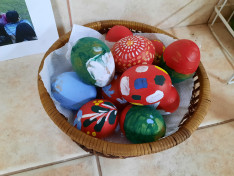 A córdobai magyar közösség tagjai által festett húsvéti tojások