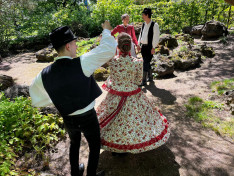 Pörög a szoknya