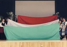 Emlékműsor 1 (magyar zászló kialakítása)
