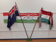 Az ausztrál és a magyar zászló díszítette színpad