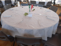 Piros-fehér-zöld szalvétákkal díszítették az asztalt