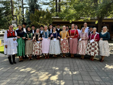 Eszterlánc Magyar Népi Együttes