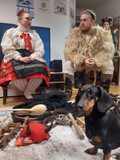Tisza kutyus a mohácsi vendégekkel, kellékekkel