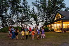 A Hawaii Magyar Diaszpóra Iskolatáborban a gyülekezőnél az Ördög útja néptánccal gyülekeztek és vártak, hogy mindenki megérkezzen