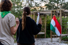 Zászlónak tisztelegve éneklik a Cserkészindulót a floridai cserkészek