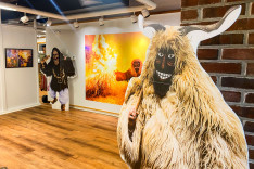 Az életnagyságú busó figurák