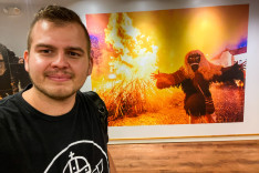 Dani és az egyik egész falas kiállított fotó