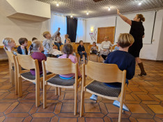 Mindenki érdeklődve hallgatja a mesét
