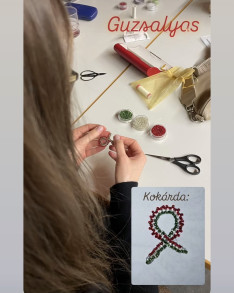 Gyöngyfűzés: készül a kokárda