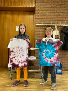 A résztvevők büszkén mutatják batikolt pólóikat