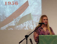 Verbászi Beáta a program háziasszonya felkonferálja a programot
