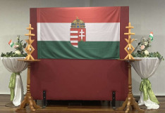 Ünnepi díszben a Magyar Ház színpada