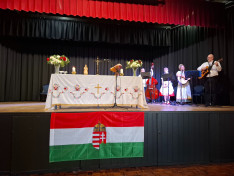 Énekesek és zenészek a misén