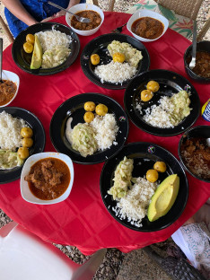 Pörkölt rizzsel és avocádóval, helyi szokás szerint