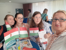 Nyelvtörő után a jutalom egy-egy magyar zászló volt