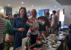 Magyar lányok, magyar nyelv, magyar stand...