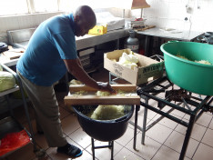 Tészta és csalamádé készítés Midrandben, Dél-Afrikában.