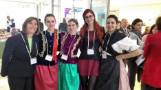 A konferencia szünetében magyar néptáncos ruhába bújt lányok figyeltek a vendégekre