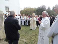 Tamás József segédpüspök a leleplezésre váró emlékműnél