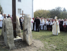 Tamás József segédpüspök a leleplezett domborművek előtt