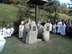 A domborművek megáldása