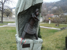 A Menekülés-emlékmű az Innsbrucki Magyar Ház kertjében