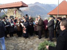 A gelencei Kelemen Dénes Nyugdíjas Klub tagjai az ajándékkereszt mellett verseket és énekeket is magukkal hoztak