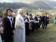 Salamon József gyimesbükki plébános jobbján Hock Judit, a Petőfi Sándor Program gyimesbükki ösztöndíjasa